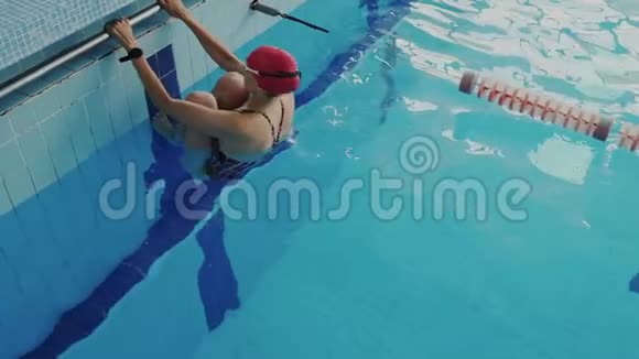 强壮有力的年轻女子游泳仰泳式她从水池里推下来漂浮在水下到达高处视频的预览图