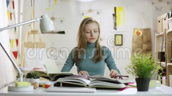 年轻女学生戴着眼镜做作业视频的预览图