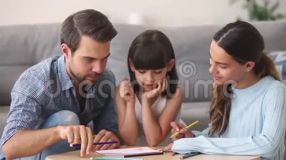 父母教孩子女儿说话用铅笔画着色图视频的预览图