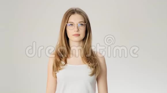 年轻自信的女人试着慢动作的眼镜视频的预览图