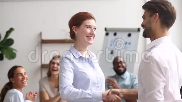 幸福的老板握手成功的女员工表示感谢视频的预览图