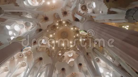 萨格拉达法米拉大教堂的天花板与幻想装饰舒缓柔和的光线视频的预览图