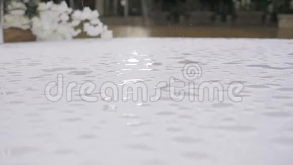 在婚礼仪式上用雨滴做平台露天的湿台视频的预览图