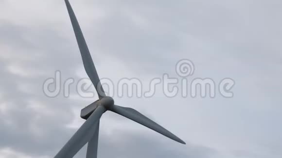 风力涡轮机在无太阳天气下工作视频的预览图