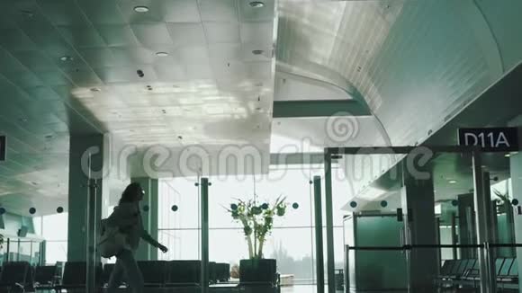 女孩走在机场候机室视频的预览图