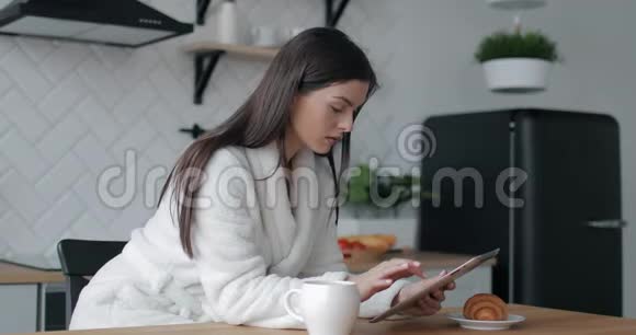 使用平板电脑的少女侧视图视频的预览图