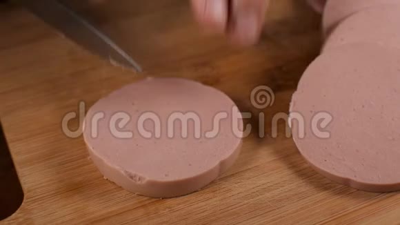 厨师把煮好的香肠切成块附近的菜是其他烹饪甜菜的原料视频的预览图