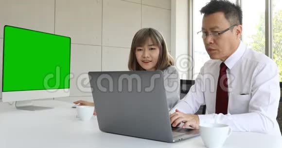 亚洲女老板与男性同行一起工作视频的预览图