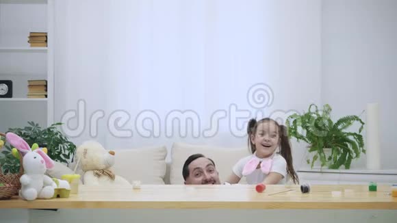 幸福快乐的女儿正坐在父亲肩膀上跳舞父亲站在木头上视频的预览图
