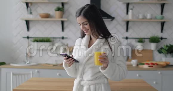 快乐的女孩在电话和喝果汁视频的预览图