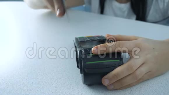 以信用卡支付商品买卖及生活方式服务店里的信用卡女孩付钱视频的预览图