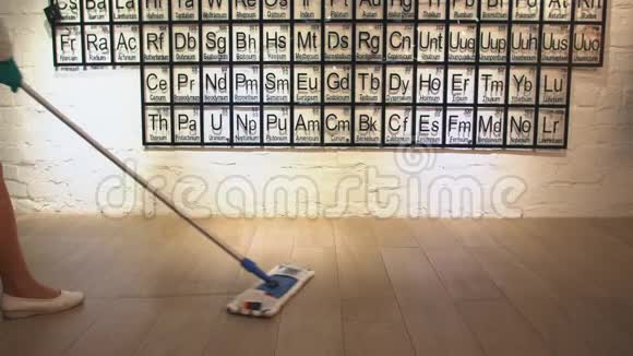 女性在化学实验室清洁地板背景为元素周期表视频的预览图