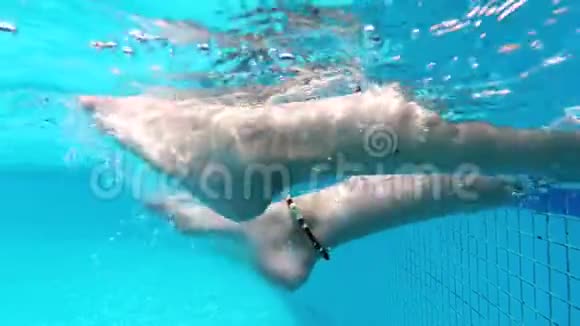 水下看着温柔的女人用脚泼水炎炎夏日的喜悦游泳池和阳光慢慢视频的预览图