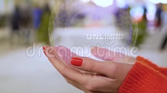 女性双手持文字全息图无限视频的预览图