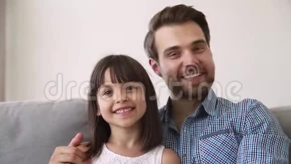 开心的爸爸和小女儿在用摄像机录制视频视频的预览图