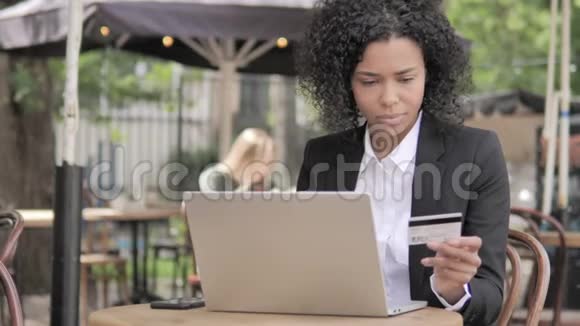 网上购物失败青年妇女坐凳视频的预览图