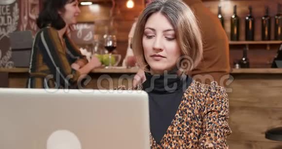 女人在喝咖啡的时候输入信息等待答案视频的预览图