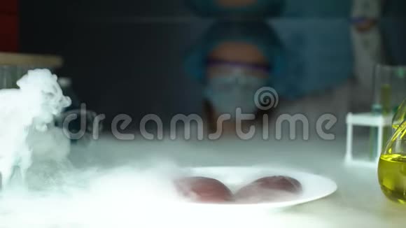 科学家从冰箱里取肾脏注射液体分析组织视频的预览图