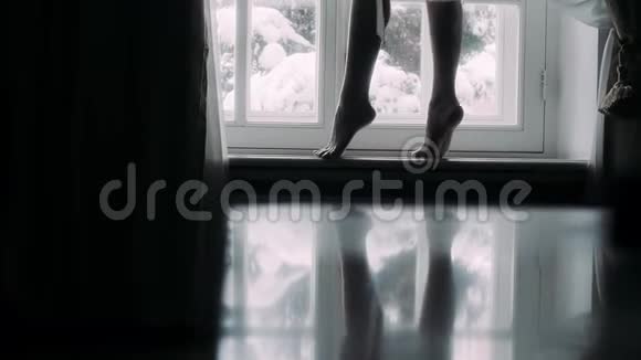 女孩赤脚走在窗台上视频的预览图
