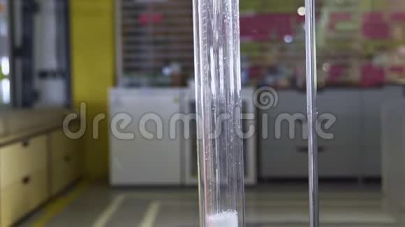 实验室工作人员用化学物质填充大玻璃瓶视频的预览图