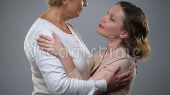 老太太拥抱成年女儿父母的感觉家庭的理解视频的预览图