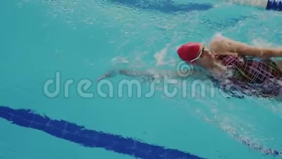 业余女游泳运动员在泳池泳道游泳时的俯视图她放松使她的身体视频的预览图