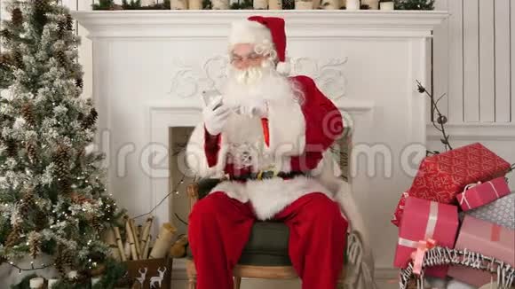 严肃的圣诞老人在电话里查看圣诞邮件视频的预览图