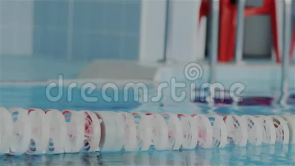 太慢了年轻的女运动员从游泳池里的水中出来她恢复了呼吸带走了她视频的预览图