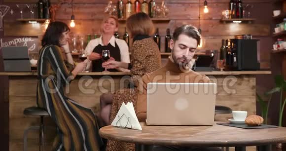 年轻的自由职业者工作时被一杯咖啡诱惑视频的预览图