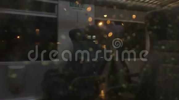 夜间火车车窗上模糊的城市灯光反射视频的预览图