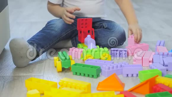 童年幸福家庭概念小女孩和男孩兄妹收集建设者团队合作小孩玩玩具视频的预览图