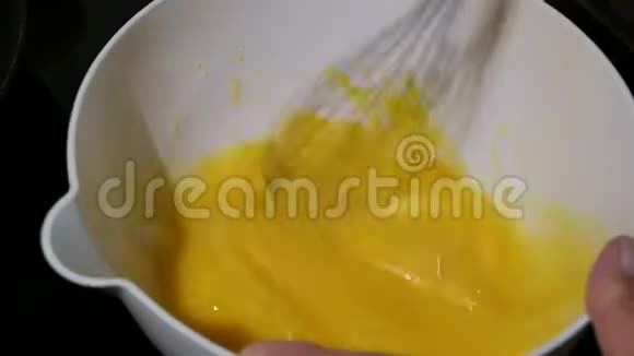 把鸡蛋糖和面粉混合起来烤煎饼视频的预览图