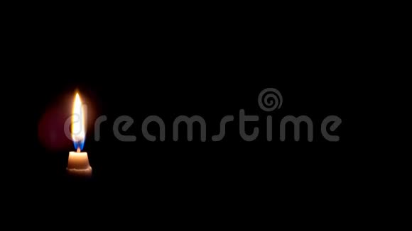 没有声音的足迹建立白色火焰蜡烛在黑色背景为圣诞节相关的时刻视频的预览图