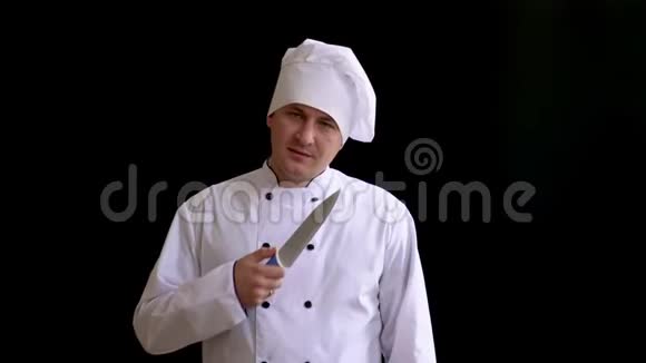 严肃的厨师直接看着镜头威胁地拿着刀片对着喉咙视频的预览图