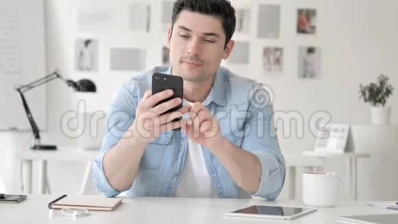 休闲青年通过智能手机在线视频聊天视频的预览图