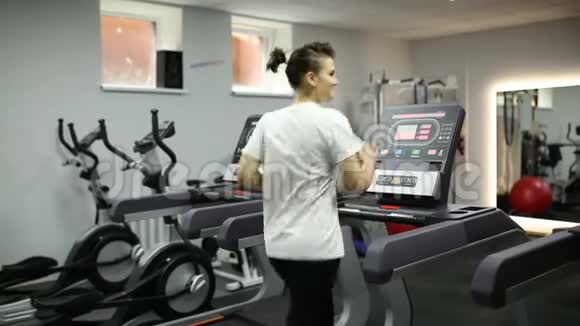 女孩在跑步机上减肥视频的预览图