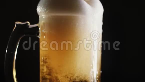 啤酒倒在酒吧的杯子里视频的预览图