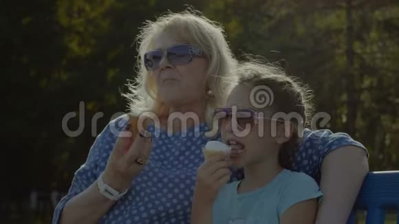 小孩和祖母在户外吃冰淇淋视频的预览图