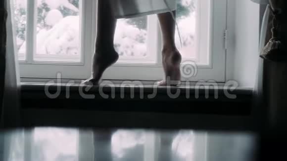 女孩赤脚走在窗台上视频的预览图