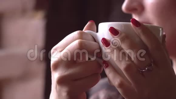 那个漂亮的女人坐在咖啡馆里喝咖啡然后那个女人吃沙拉视频的预览图
