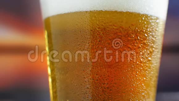 酒保将冷啤酒倒入玻璃特写节日饮料冷饮库存数据视频的预览图