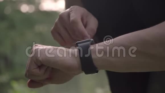 4k分辨率的体育男子在智能手表触摸屏上用手指做各种手势的特写视频视频的预览图