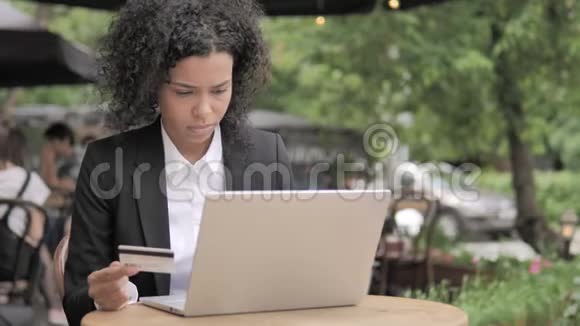 网上购物失败青年妇女坐凳视频的预览图