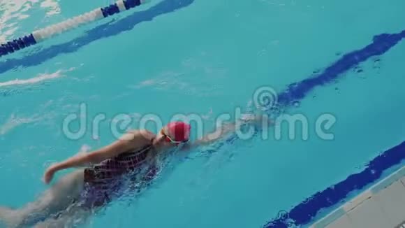 动作非常快从上面看一个健壮强壮的女人背在水面上游泳免费和免费视频的预览图