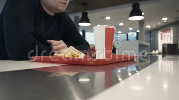 男人要吃快餐汉堡包炸薯条碳酸饮料视频的预览图
