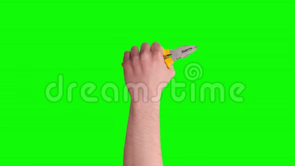 手举黄钳工具隔离在绿屏上机械工具概念视频的预览图