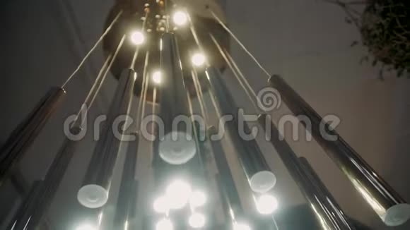 悬挂在天花板上的白色吊灯视频的预览图