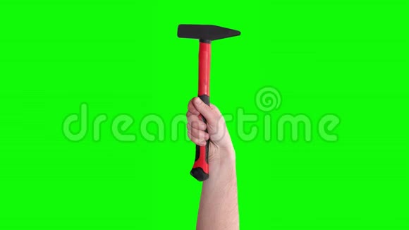 手举红锤工具隔离在绿屏上机械工具概念视频的预览图