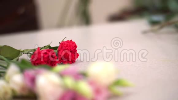 花店的特写S桌上是美丽的红花收藏着一束花小型企业视频的预览图