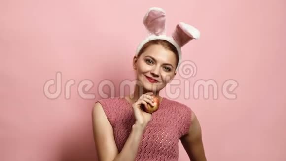 复活节节日和人们的概念快乐女孩戴兔子耳朵为复活节做准备的幸福家庭复活节快乐视频的预览图